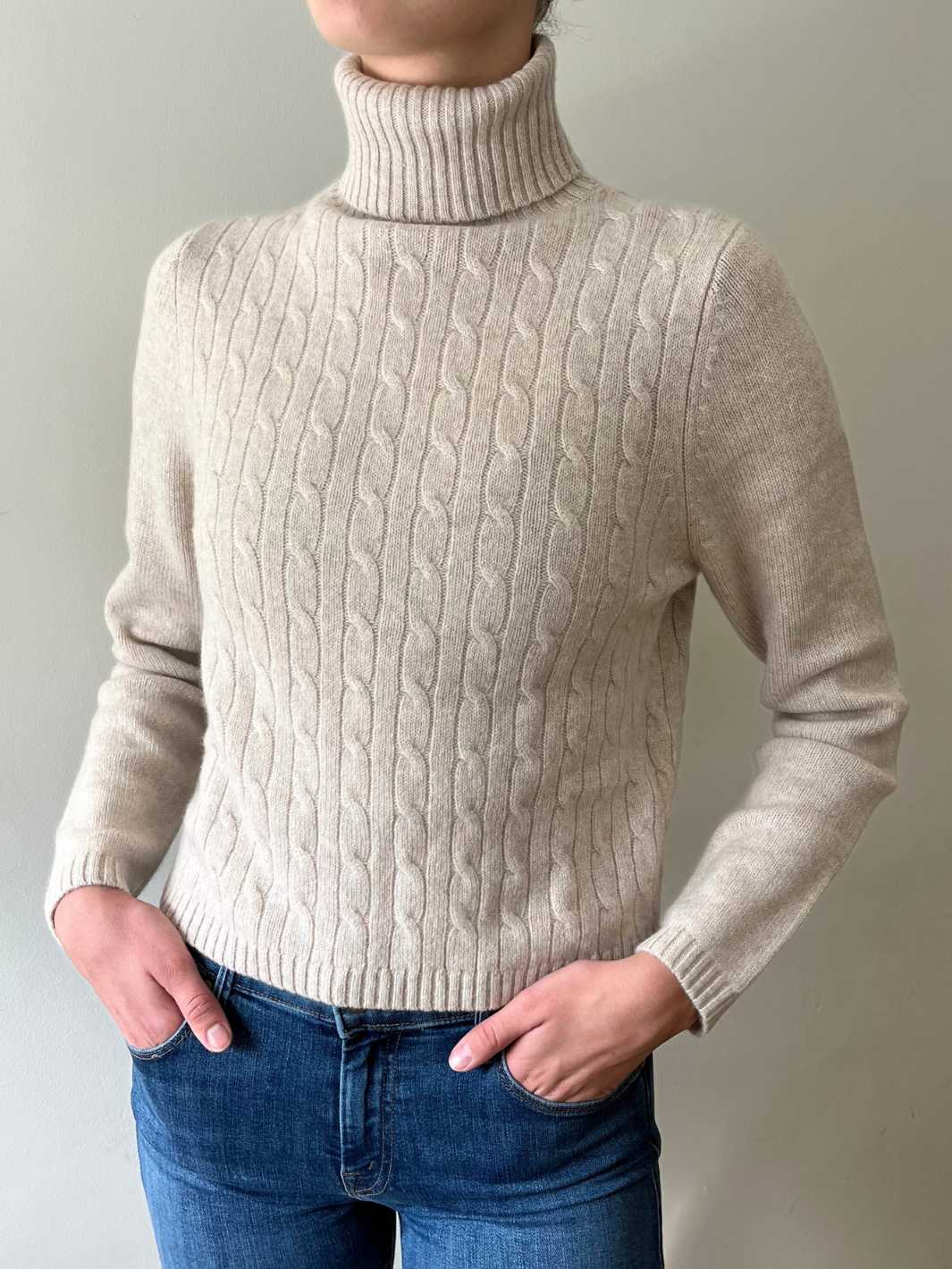Allude Knit Genser | Turtleneck Cable Sweater Sand