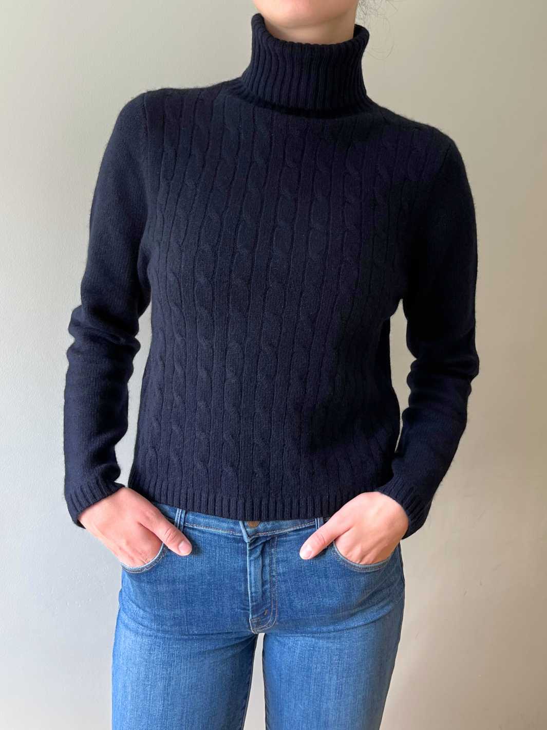 Allude Knit Genser | Turtleneck Cable Sweater Navy