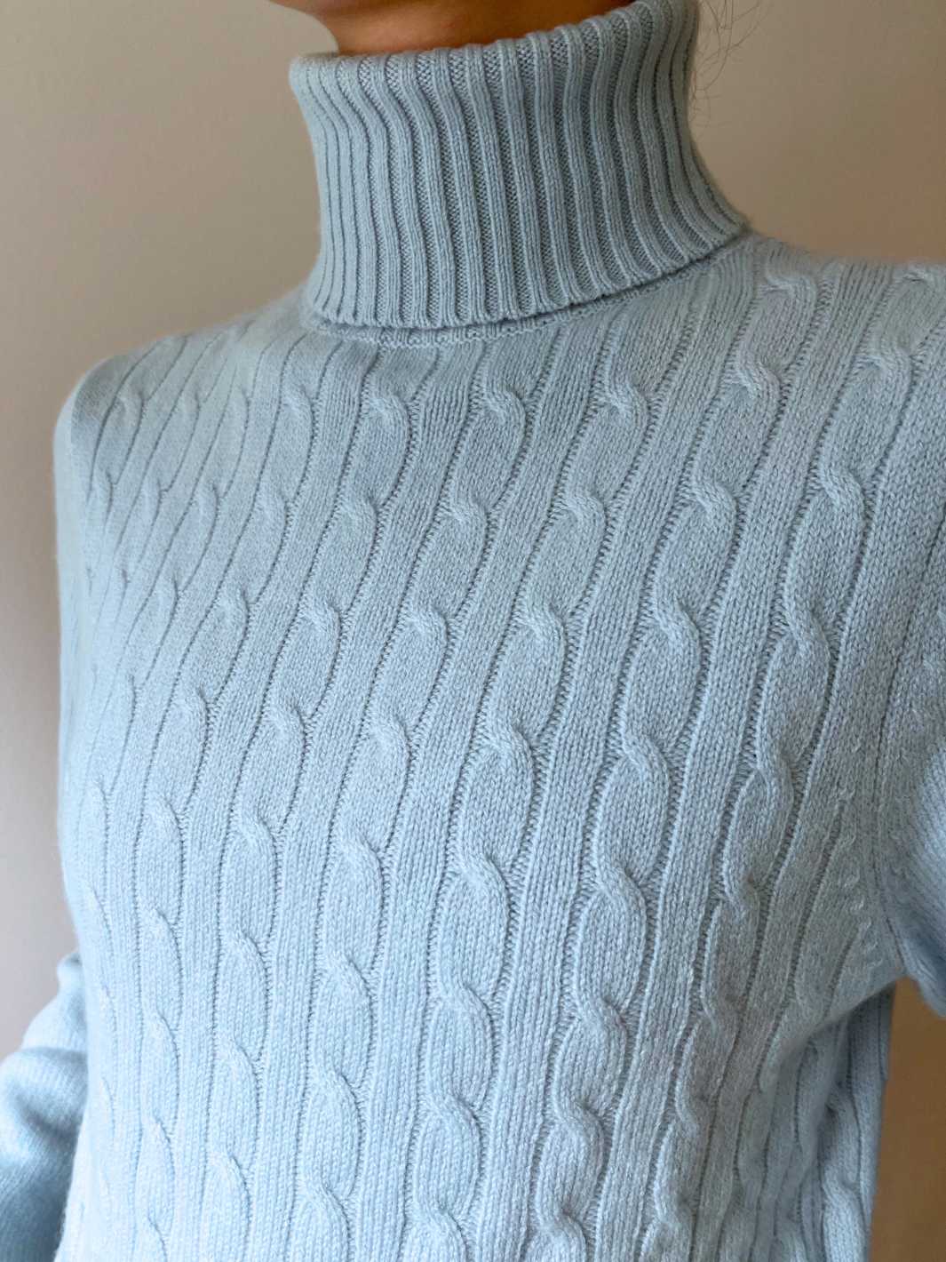 Allude Knit Genser | Turtleneck Cable Sweater Pearl Blue