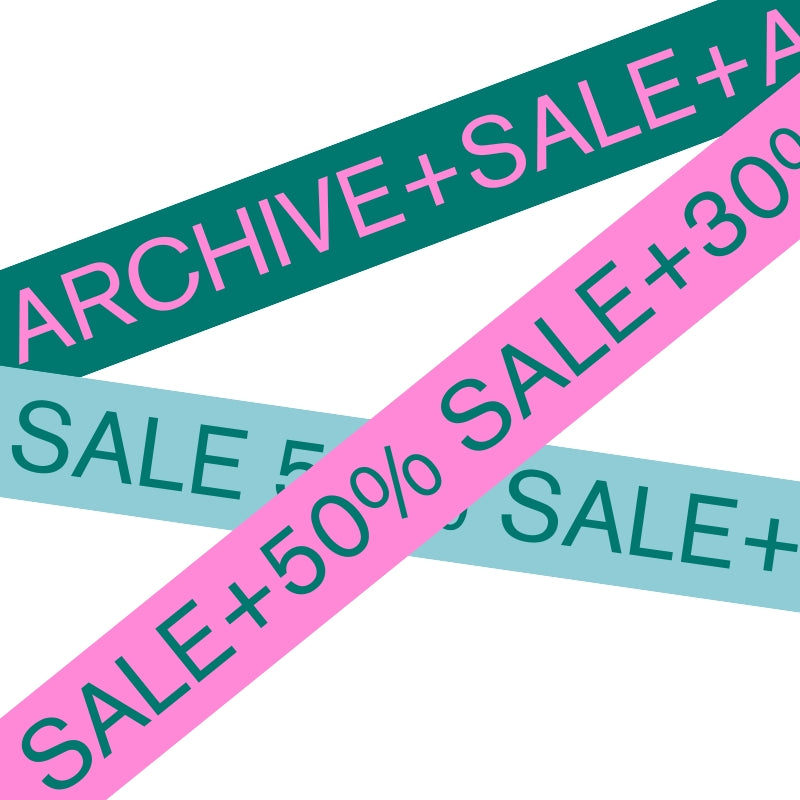 Mobilvennlig salgsbanner med hvit bakgrunn og 3 fargerike bånd med salgstekst: Sale +30%, Sale +50%, Archive Sale som krysser hverandre.